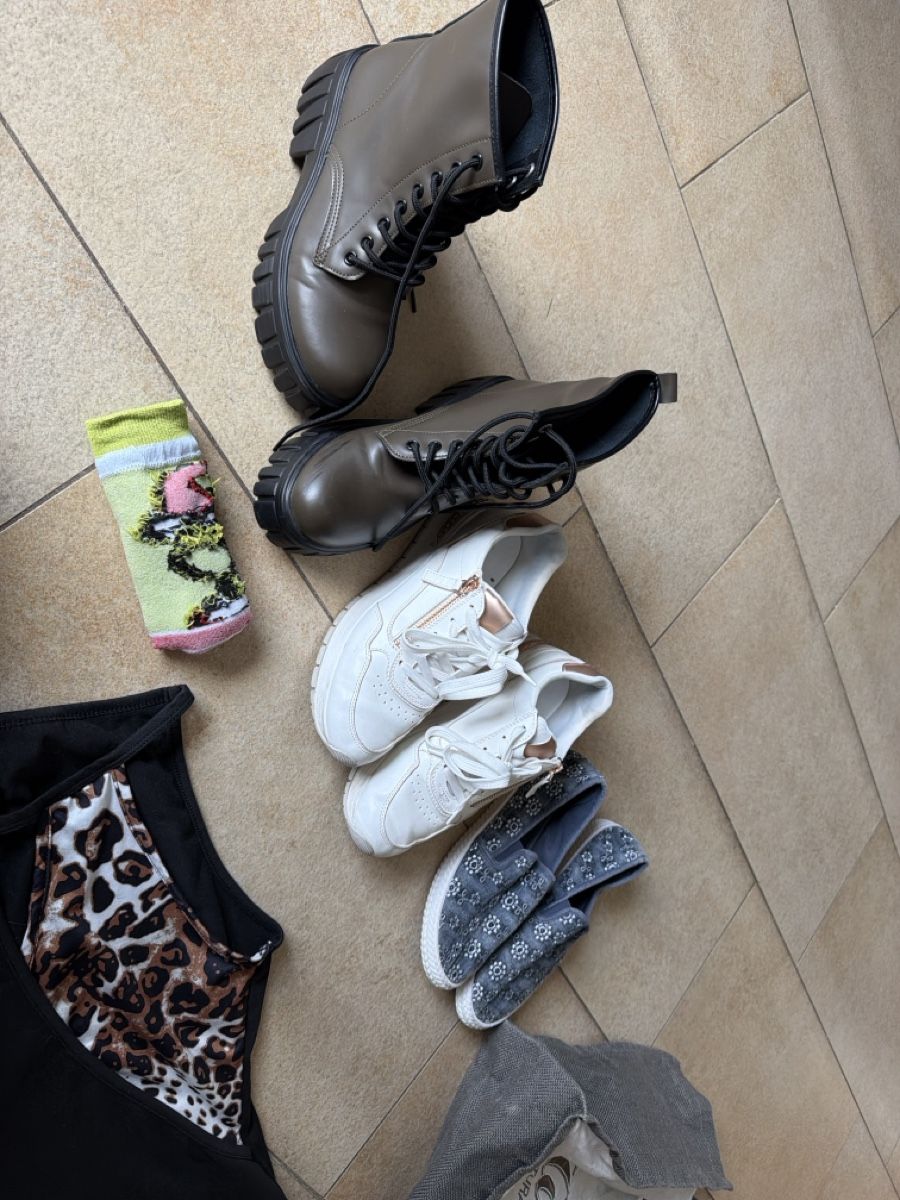 Lots de vêtements: 3 schuhe Oberteil Socken & 2 Taschen – D'occasion à Luterbach par andybasilbenz 1