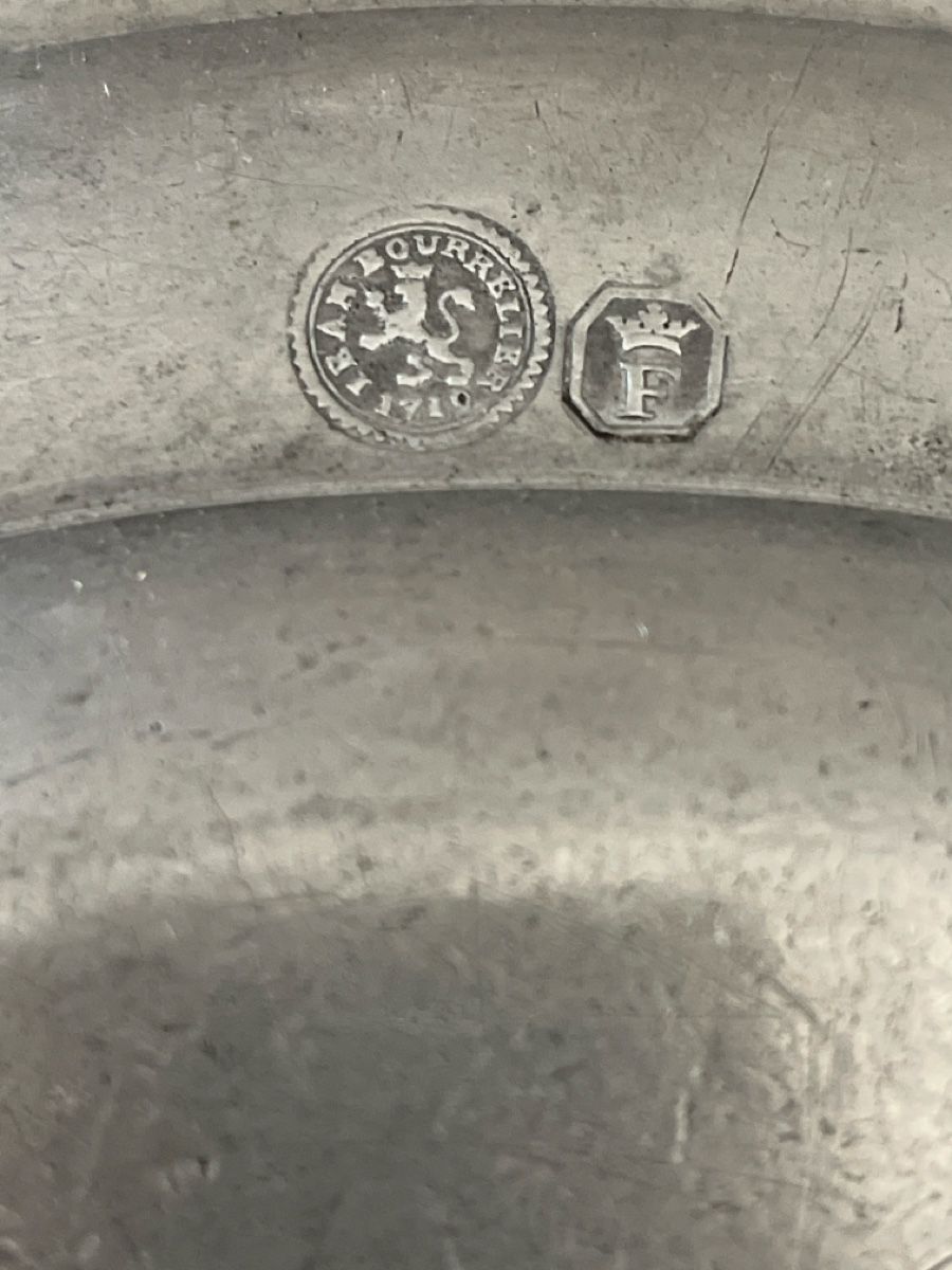 Piatti di portata: Plat en étain 1710 avec ours bernois – Usato da Prangins venduto da Rodard8 4