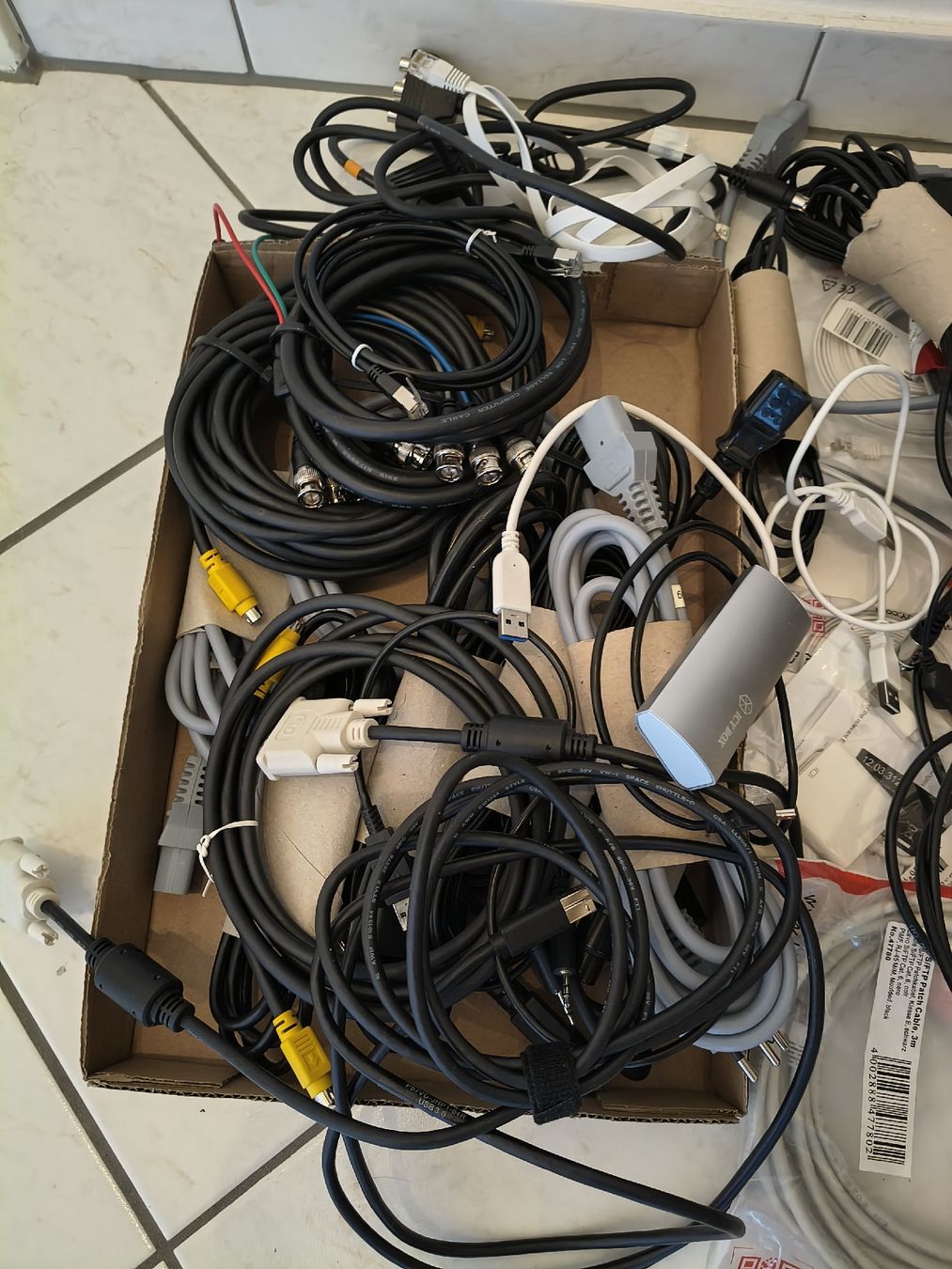 Componenti elettronici: Collection of Various Cables! – Usato da Zürich venduto da TrainLine 1
