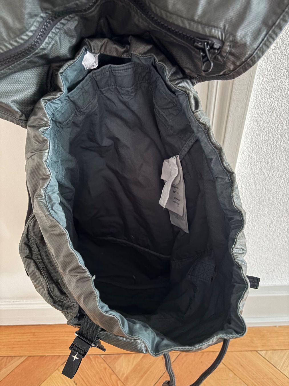 Zaini: Stone Island - Compass-patch drawstring backpack - military – Nuovo (secondo la descrizione) da Bern venduto da ron_l6jq 6
