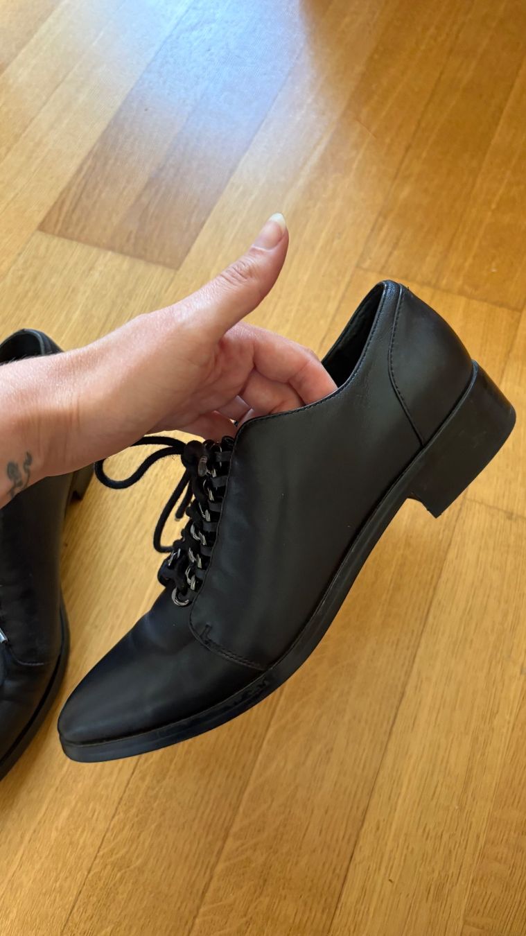Scarpe da donna: Schwarze Schuhe mit Ketten-Detail – Usato da Neuenhof venduto da pfiffoltra 5