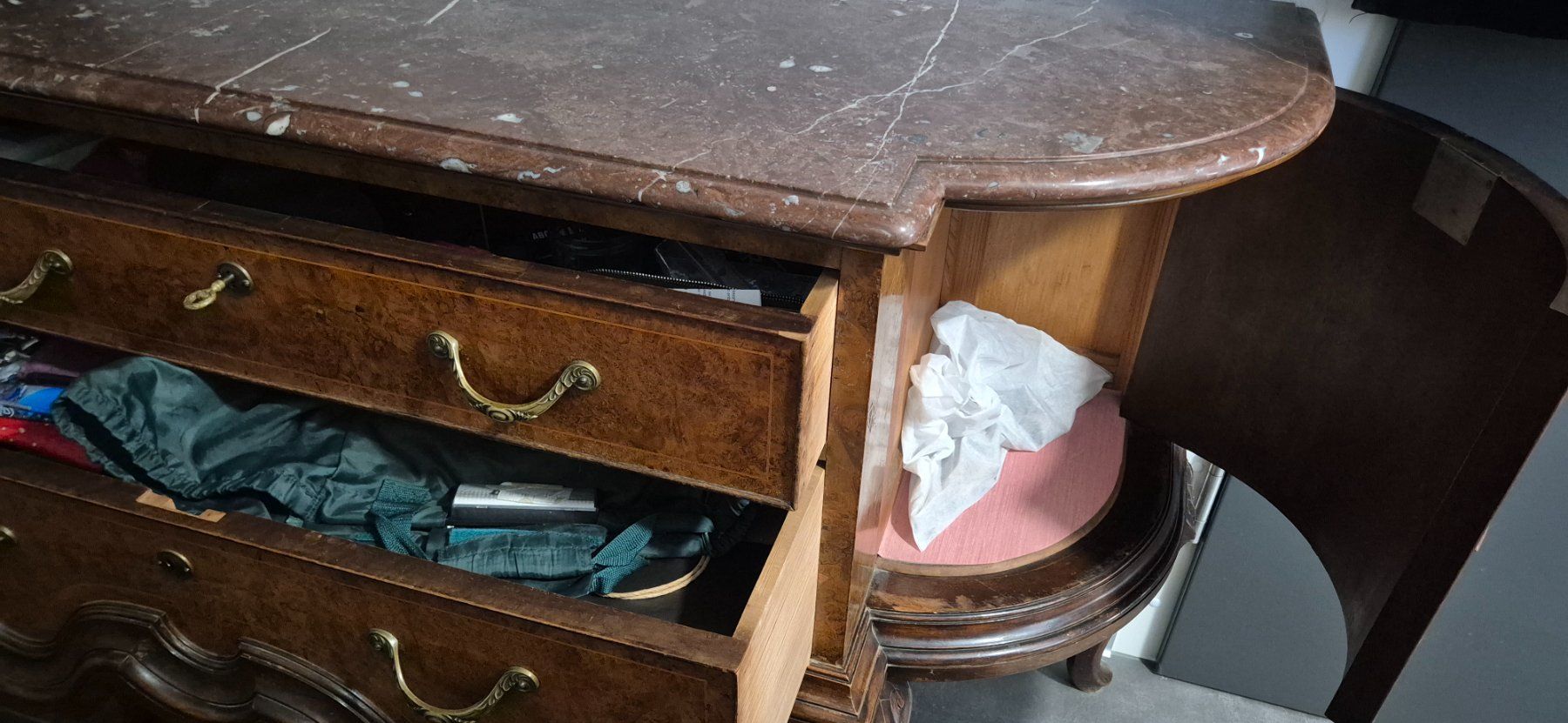 Cassettiere: Kommode mit Marmorplatte Nussbaumfurnier mit Schubladen – Difettoso da Dompierre FR venduto da Kompaniechef 4