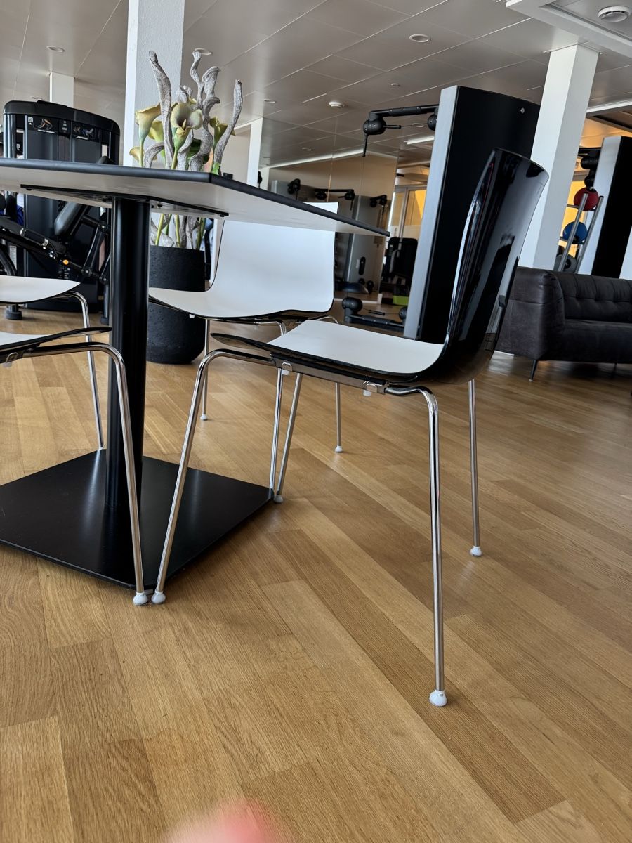 Arper Set de table et chaises: Arper Catifa Bistrotisch inkl. 4 Stühle – D'occasion à Wallisellen par witzigs 1