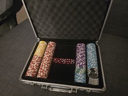 Mallette de poker avec jetons et dés place pour cartes 