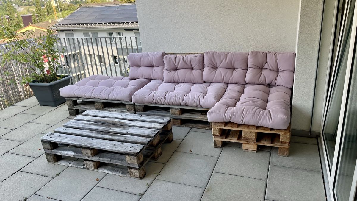 Divani: Paletten-Sofa Lounge mit Tisch – Usato da Luzern venduto da Salomonma
