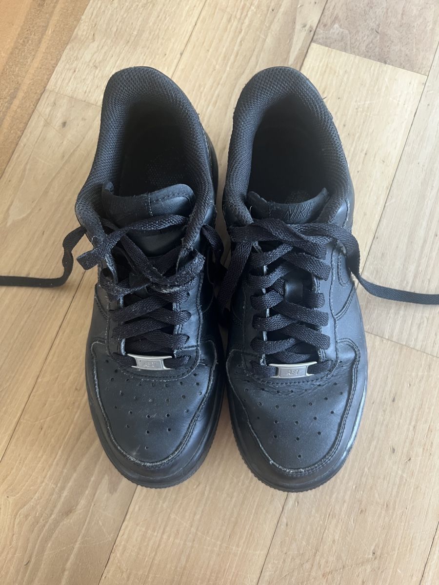 Nike Chaussures hommes: Schwarze Nike Airforce 1 Gr.38 US 5.5 – D'occasion à Oberwil-Lieli par 2carin 2