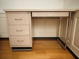 Klassischer Stahl-Bürotisch im "Tanker Desk"-Stil