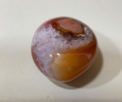Sehr schöner Karneol mit Kristalle Free Form aus Madagaskar
