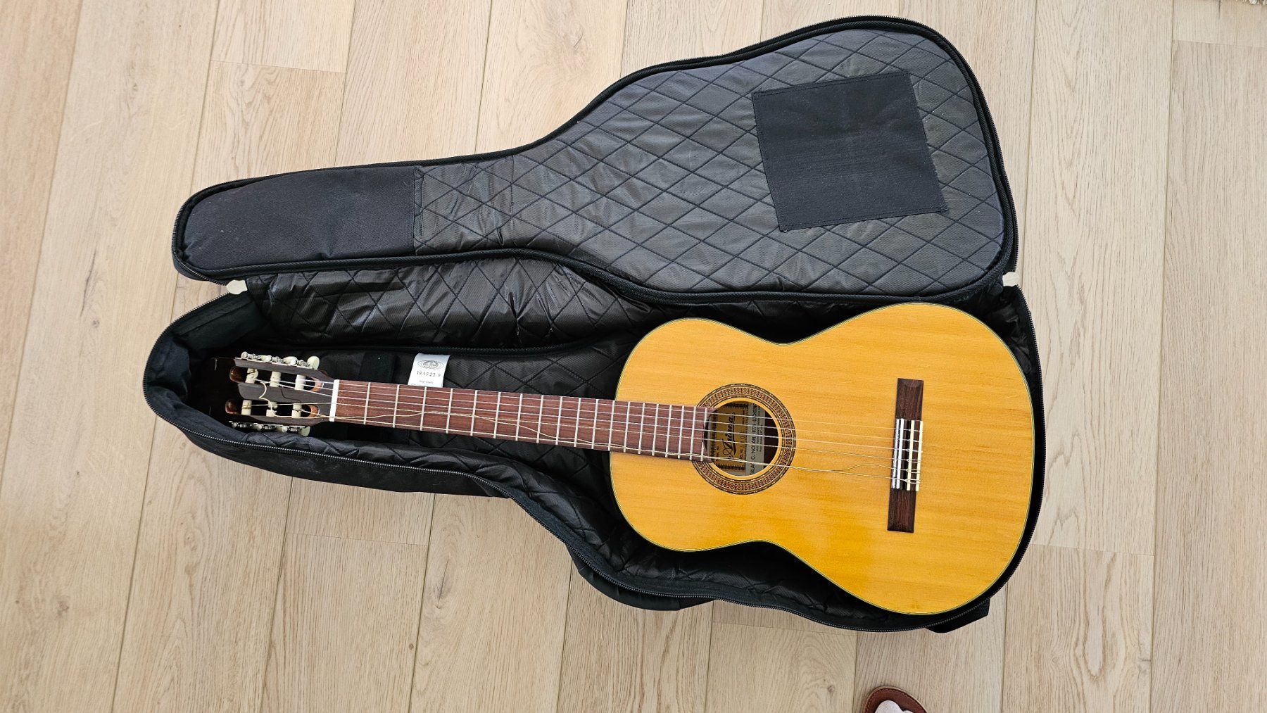 Valigie: Gitarrentasche schwarz mit Gitarre – Usato da Einsiedeln venduto da sternen-staub01
