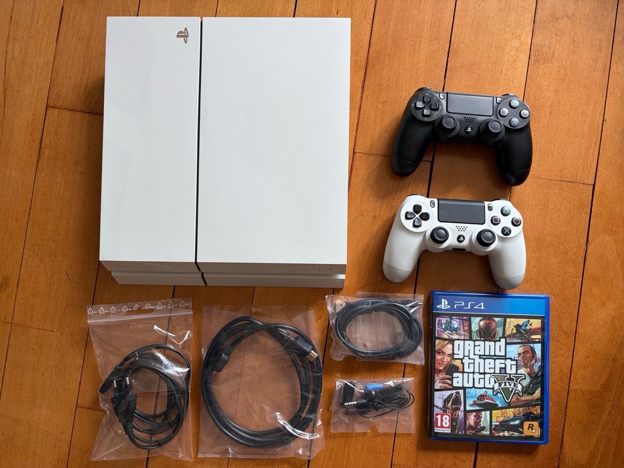 Sony Consoles: PlayStation 4 - Glacier White mit GTA V – D'occasion à Lausanne par Nails 2