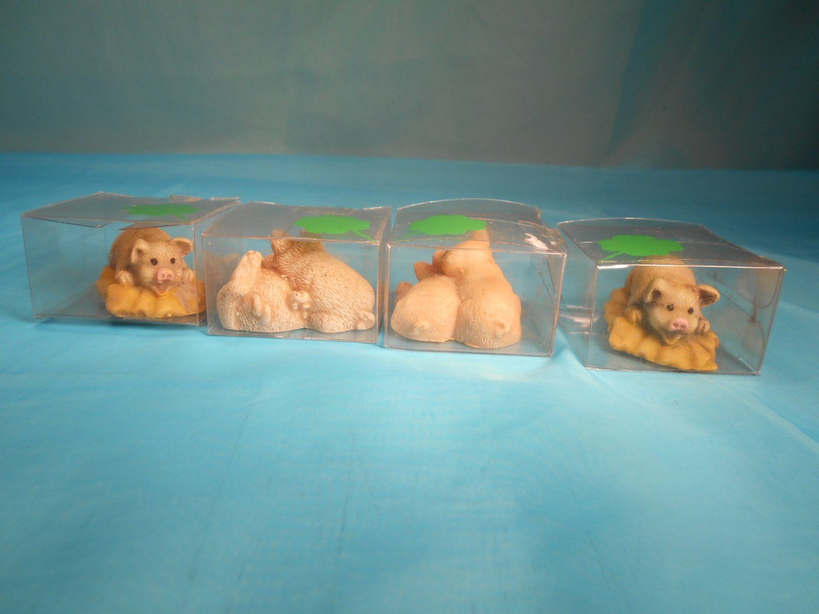 Statuette: 4 Geschenkpackungen mit Glücksschweinchen und Kleeblatt – Nuovo e nell'imballaggio originale da Bellach venduto da JingleCherry 2