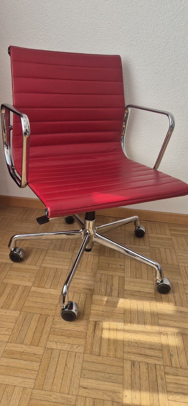 Vitra Sedie: Vitra Eames Alu Chair EA117 Leder – Usato da Meilen venduto da COSTA_ABC