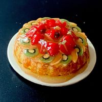Erdbeer-/Kiwi-Torte für die Puppenstube. Handarbeit.
