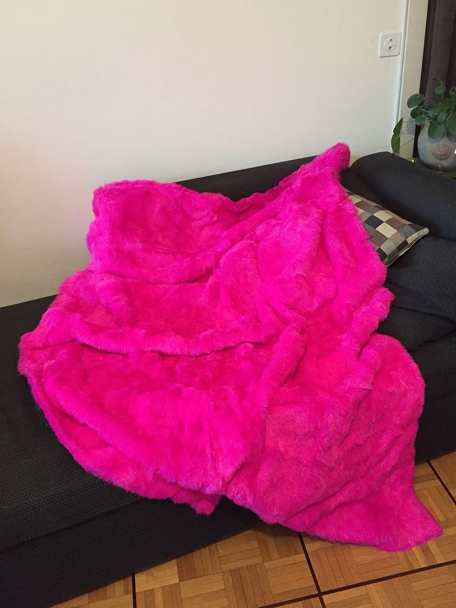 Couvertures: Plaid en fourrure de lapin rose – D'occasion à Genève par lamenagerie