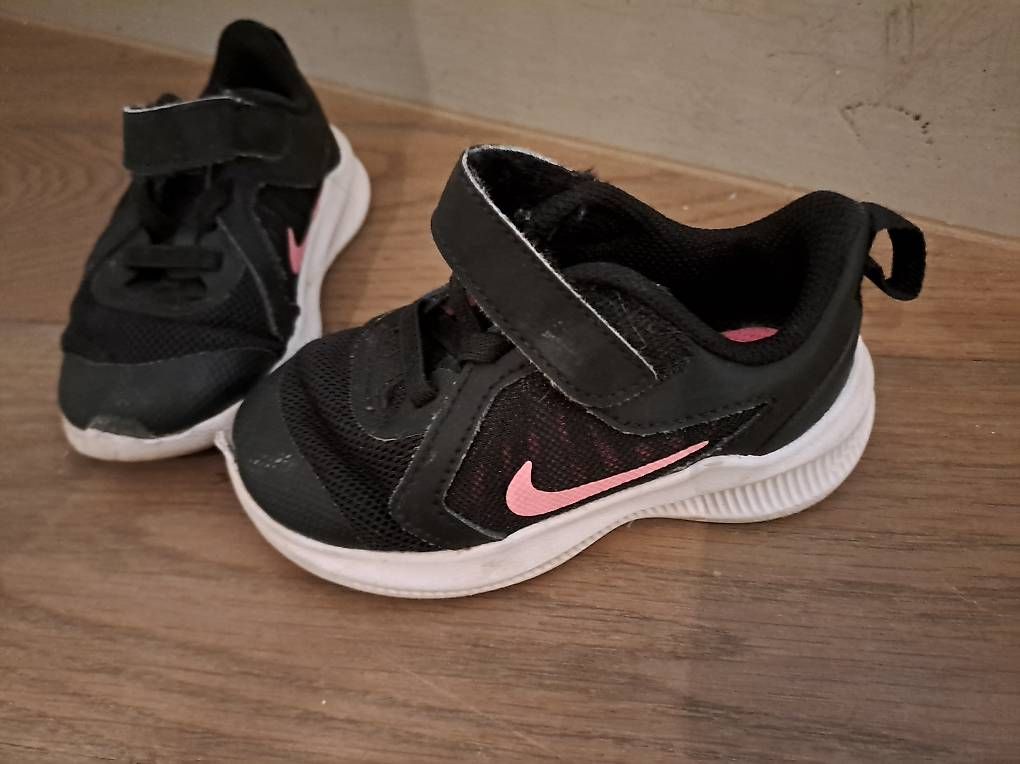 Scarpe per ragazze: Schuhe Nike grösse 21 & 22 – Usato da Neftenbach venduto da Ctruempi