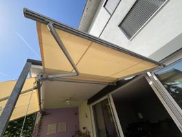 Zwei Sonnenstoren / Markisen / Jalousie in Farbe Beige