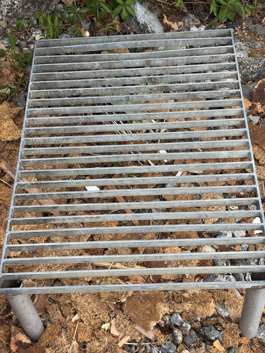 Gitter & Roste: Metallgestell Gitterrost gebraucht 60x50cm – Gebraucht aus Füllinsdorf von HESETIBS 1