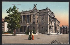 Zürich, Theater mit zwei Damen auf dem 
