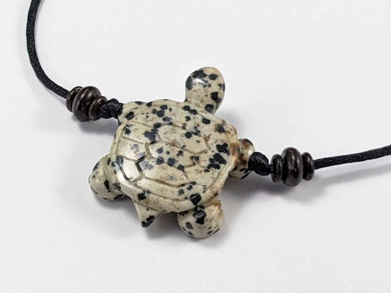 Minerali & Pietre curative: Dalmatiner-Stein Schildkröten Kette/Anhänger – Nuovo e nell'imballaggio originale da Meilen venduto da StoneGarden