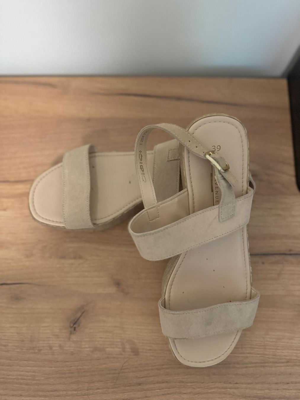 Scarpe da donna: Sandales compensées beiges élégantes / Taille 39 – Usato da Rossemaison venduto da Carduelis 1