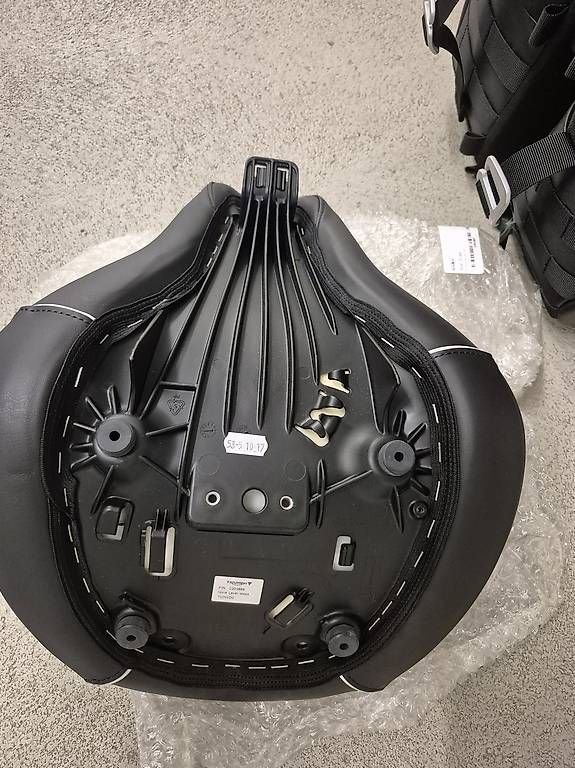 Alle Motorradersatzteile: Triumph Speedmaster Sitz – Neu und originalverpackt aus Mägenwil von InEcoTec 2