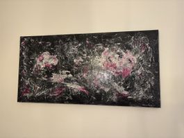 Schwarz-weisses Kunstwerk mit pinken Farbtupfern