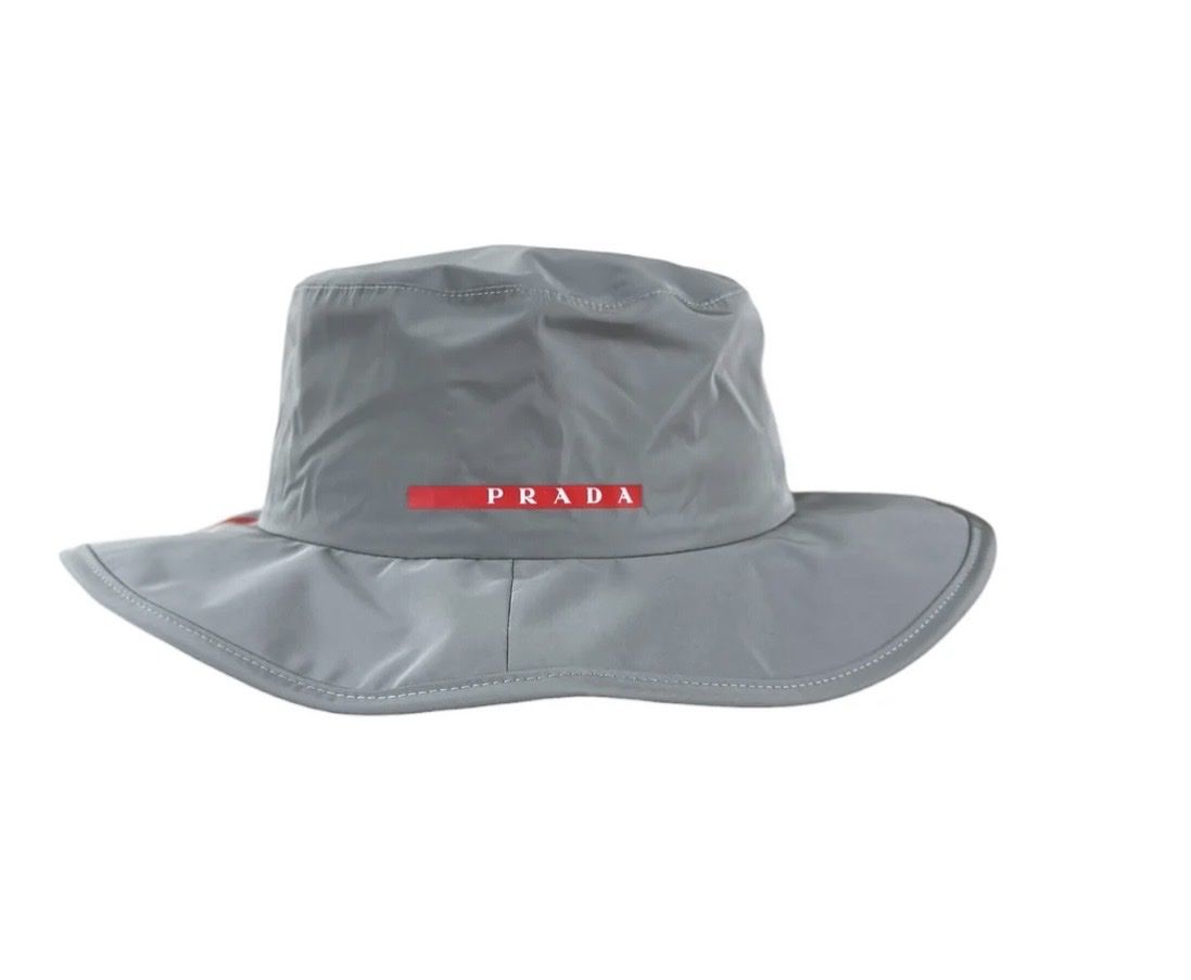 Prada Copricapi, berretti & cappellini: Prada Luna Rossa Buckethat Grau Grösse M – Nuovo (secondo la descrizione) da Zürich venduto da PacoSells 2