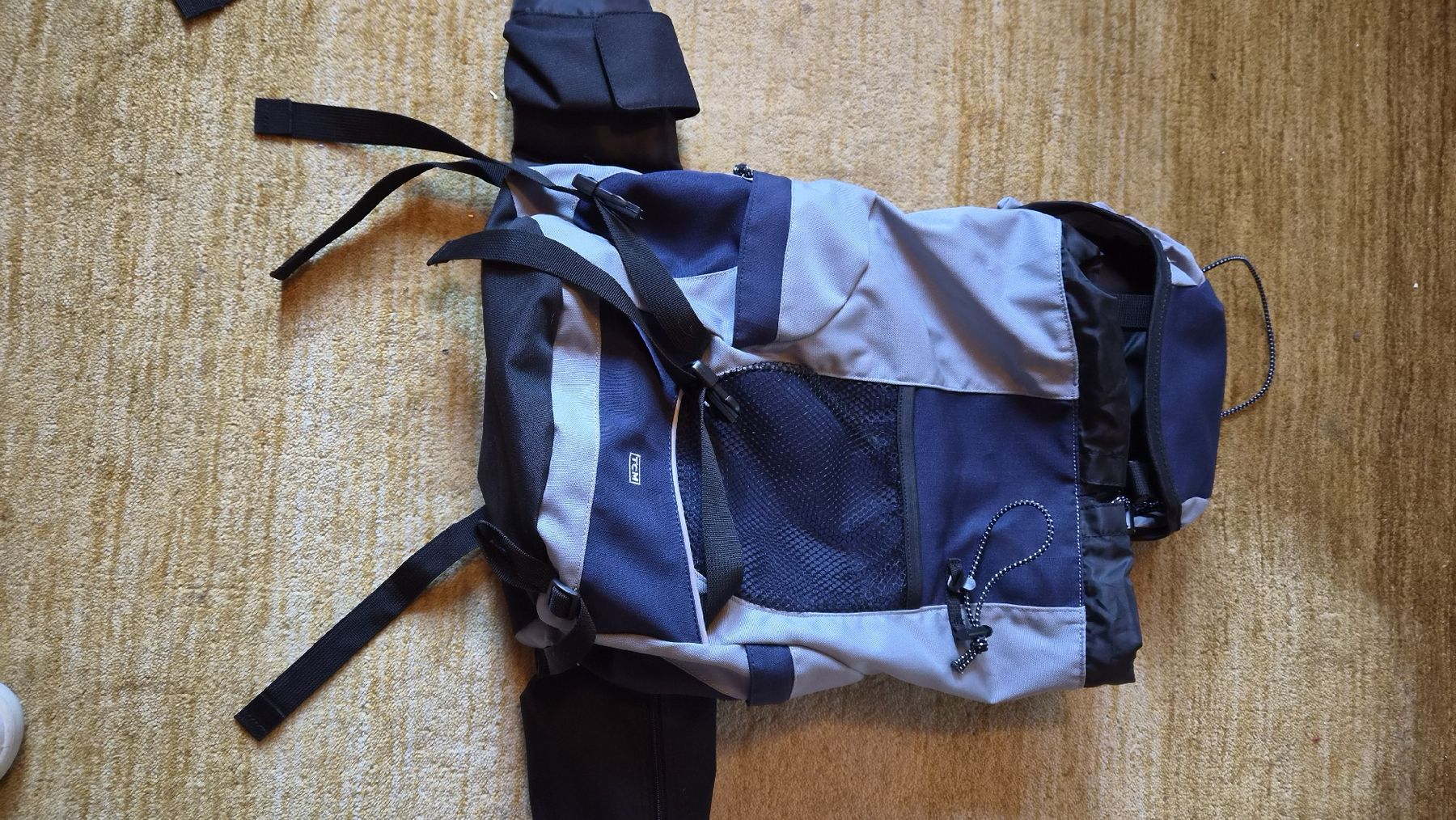 Zaini: Wanderrucksack TCM blau grau mit Netzfach  – Usato da Kölliken venduto da MissesBossTop1 2