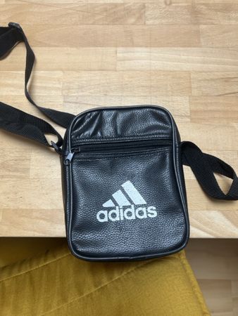 Umhaengetasche Adidas schwarz Logo gut erhalten