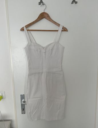 Hübsches weisses Kleid (Gr. M, eng, schöner Ausschnitt)