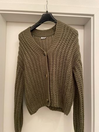 Neues Strickjäckli oliv, Grösse XS/S