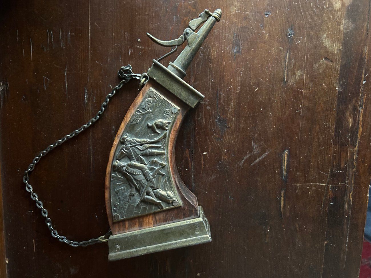 Statuette: Antik Pulverhorn mit Jagd Relief – Usato da Kestenholz venduto da oldietoys