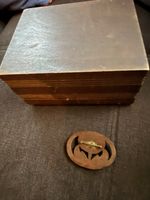 Holzschatulle mit Blumenmotiv und "AXENFEELE" Gravur