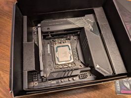ROG STRIX Z690-I Gaming WIFI + RAM 32GB DDR5