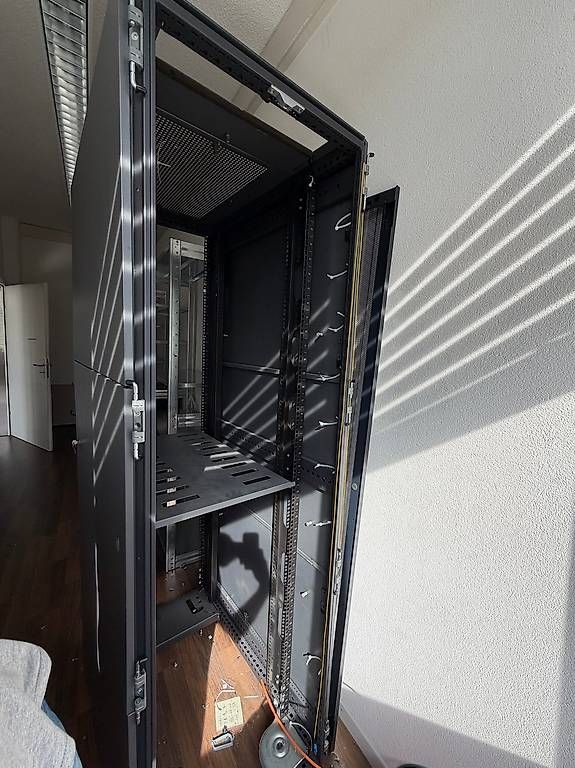 Racks & Ständer: Serverrack / Netzwerkschrank Gebraucht – Gebraucht aus Dietlikon von off_w878 2