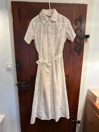 Damen Kleid creme mit Stickerei und Bindegürtel neuwertig