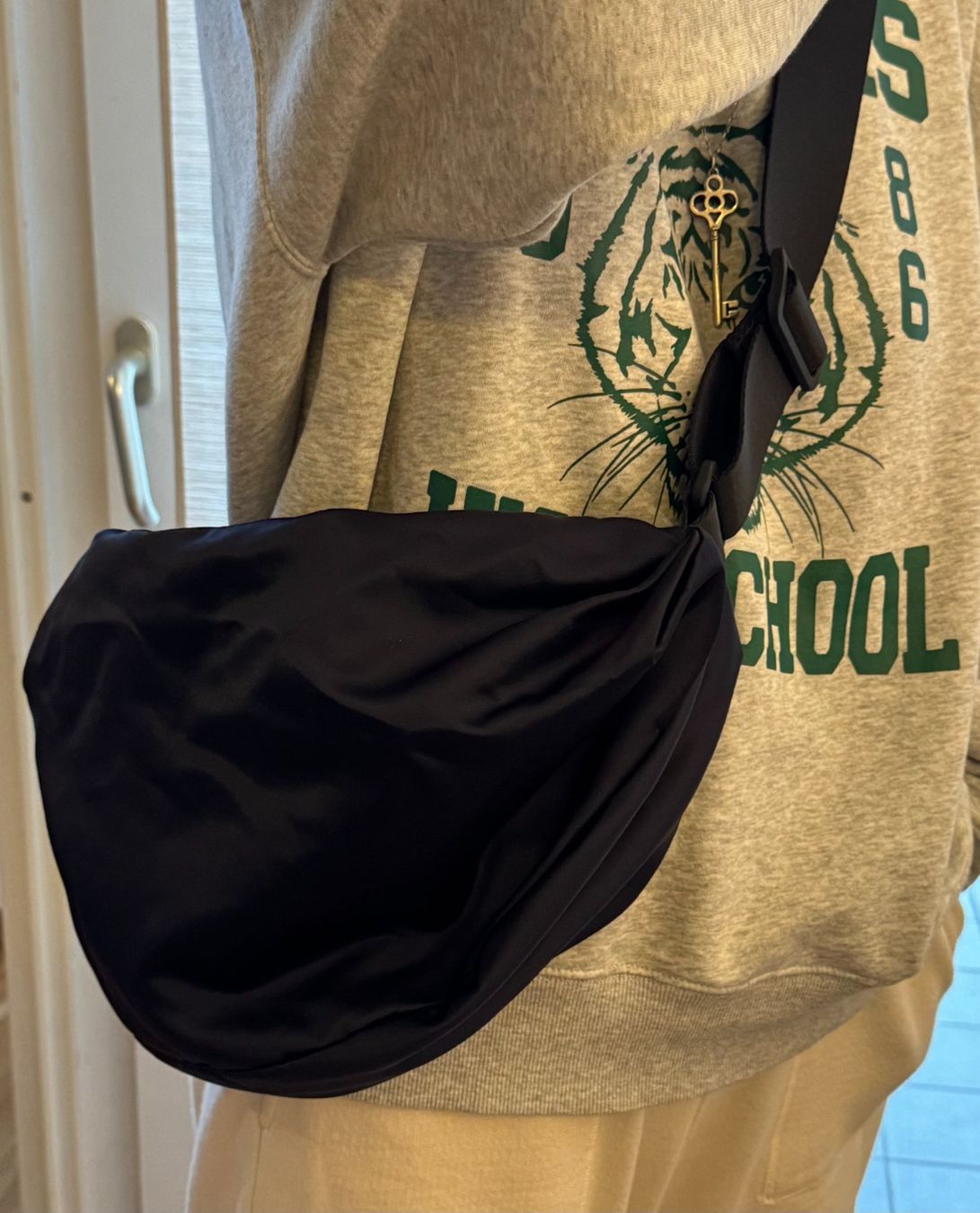 Cos Taschen: COS schwarze Schultertasche – Gebraucht aus Onex von Joliechose6 4