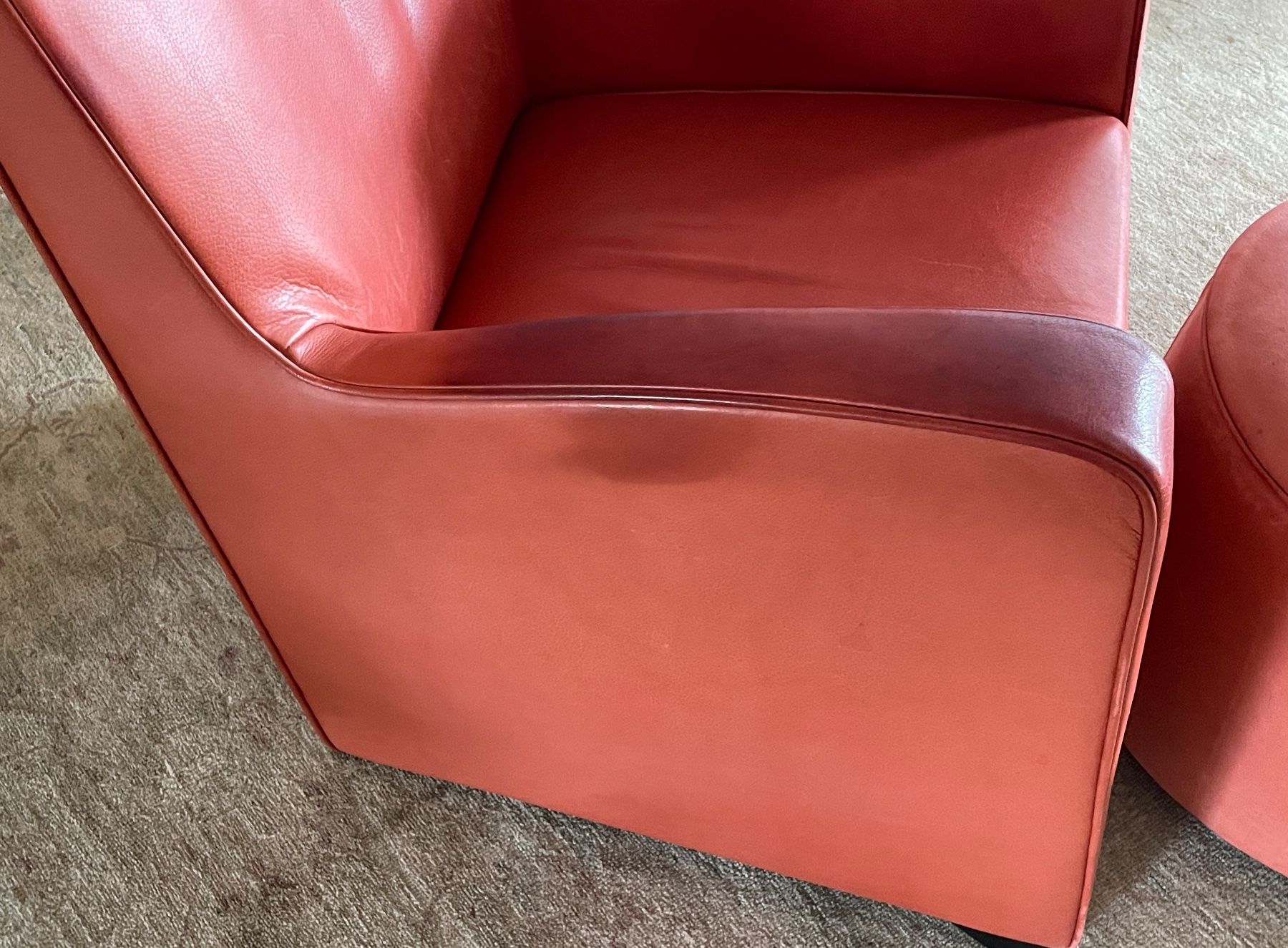 Poltrone: Vintage Ledersessel mit Hocker, Farbe Koralle – Usato da Volketswil venduto da rubin74 7
