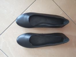 Ballerines en cuir noires NEUVES p.39