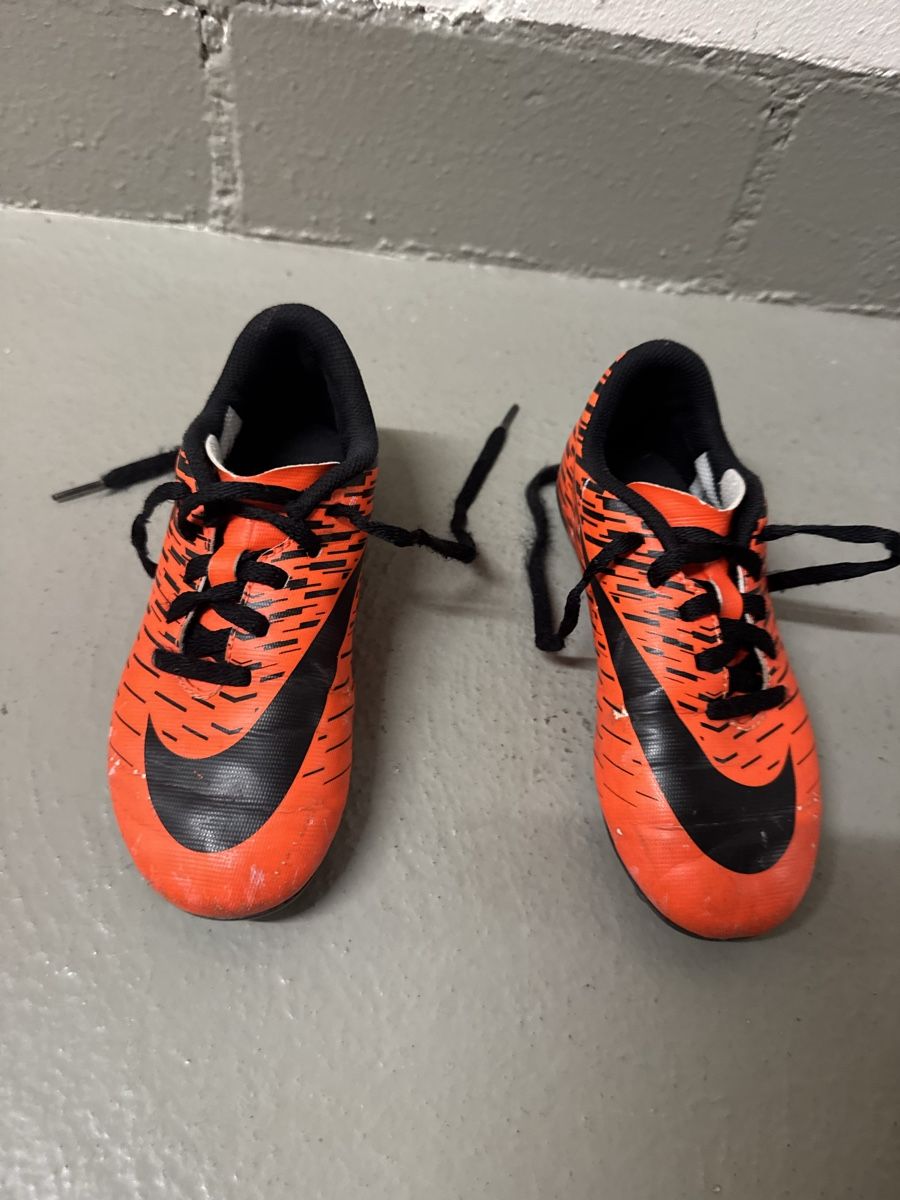 Nike Chaussures garçon: Kinder Nockenschuhe Grosse 31 – D'occasion à Zürich par zd_1965 1