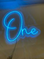Neonlicht Schild "One" pink neu