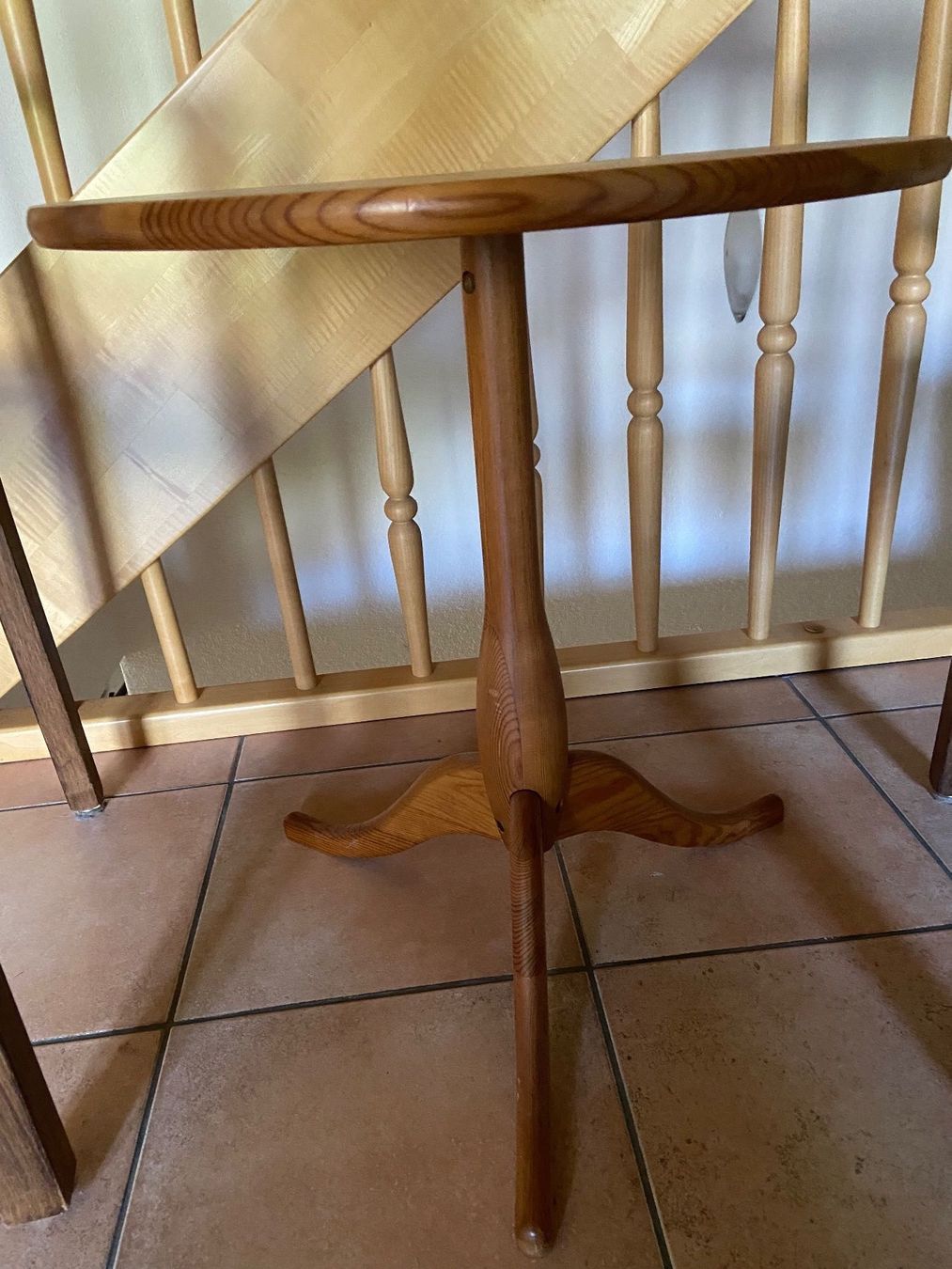 Tables: Runder Beistelltisch aus Eiche, Ø 50 cm – D'occasion à Hemmental par cat_9l7f