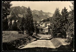 AK Arosa, Ortsansicht mit Kirche und Bergen