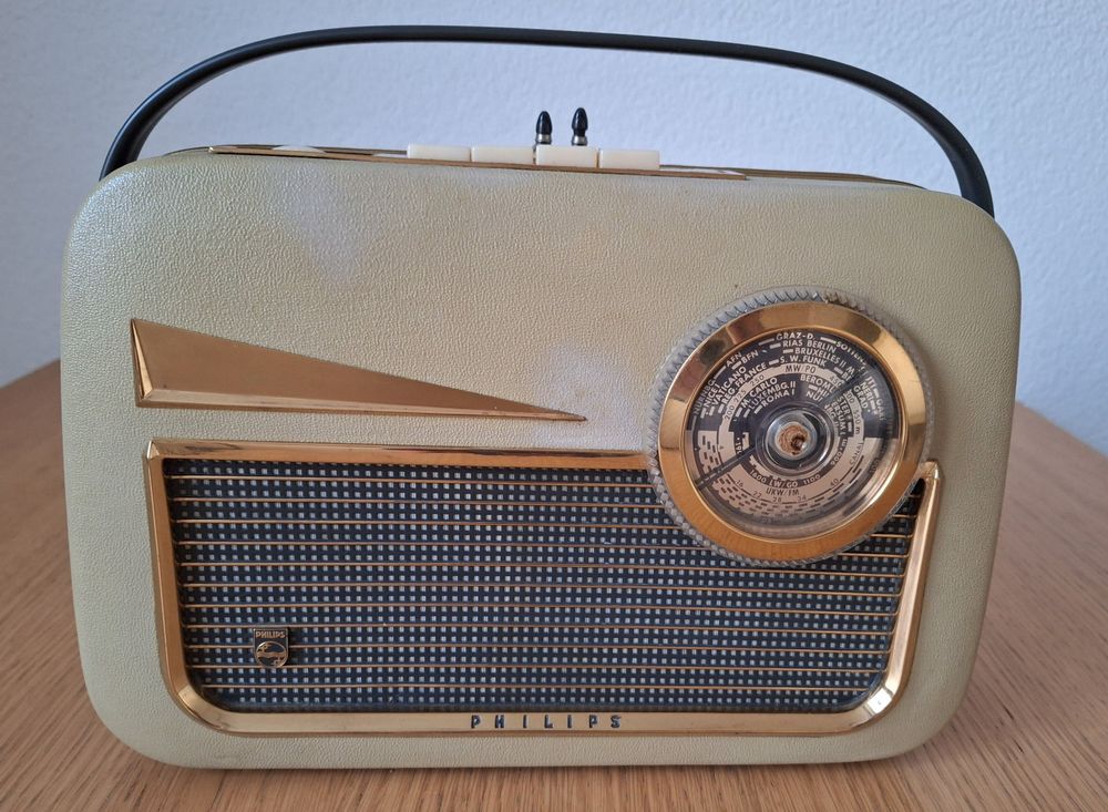 altes Philips Koffer- Röhrenradio (Gebraucht) in Röschenz für CHF 50 ...