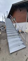 Stahltreppe mit Riffelblechtritten und Geländer.