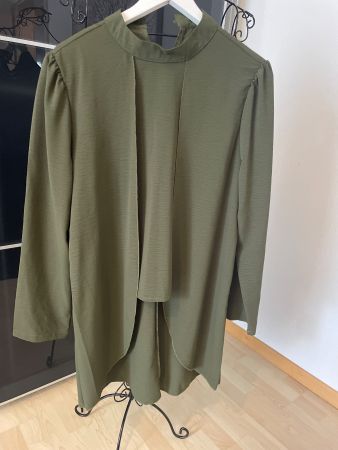 Stylisches -Oberteil in Olivgrün, Gr. M/L neuwertig!