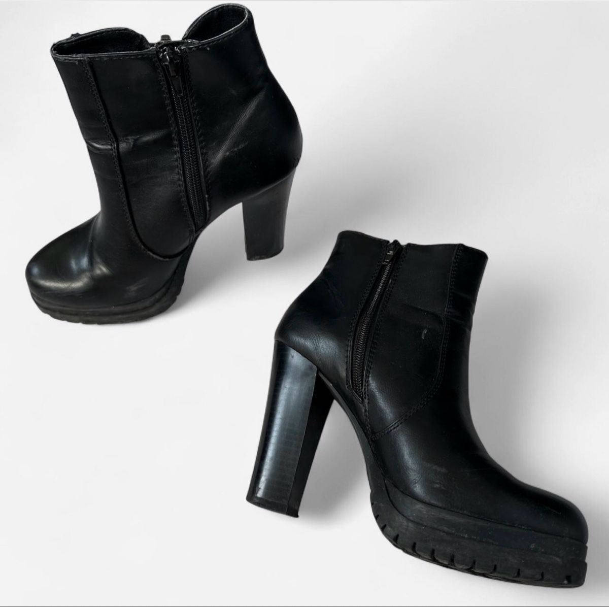 Scarpe da donna: Schwarze Stiefeletten Gr. 36 mit hohem Absatz  – Nuovo (secondo la descrizione) da Wohlen AG venduto da jes_9c79 1