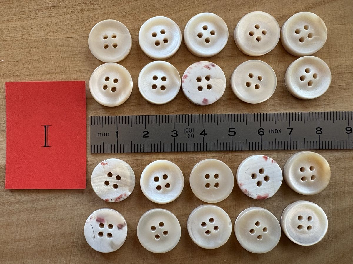 Knöpfe: 20 Perlmutt Knöpfe 16 mm – Neu (gemäss Beschreibung) aus Rümlang von resale35