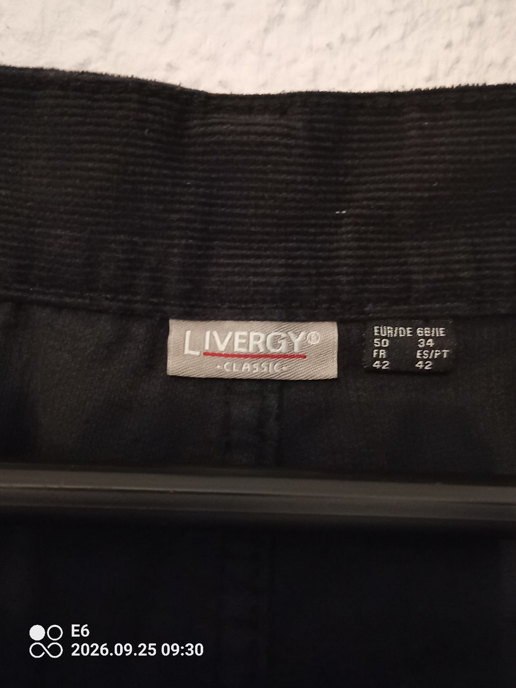 Pantaloni: Schwarze Manchesterhose – Usato da Zürich venduto da Mitzi6 2