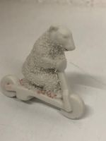für die Puppenstube -  Keramik Bär auf Roller - 4 cm hoch